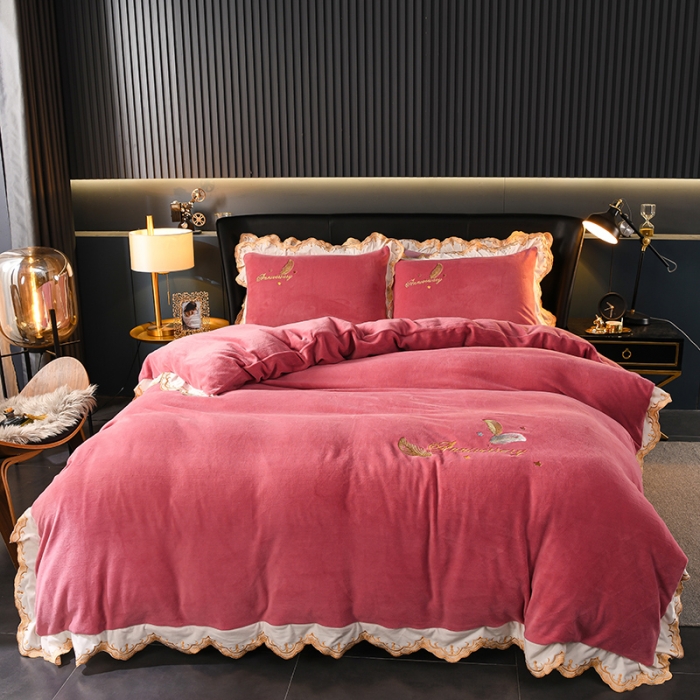 91家纺网 家纺一手货源 找家纺 眠帛家居 2021新款秋冬牛奶绒刺绣工艺四件套 羽毛-暗粉