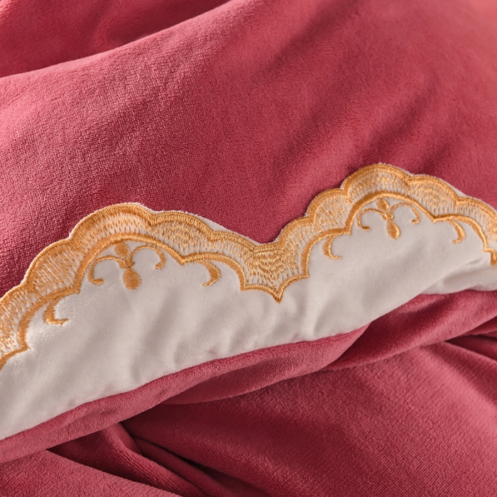 91家纺网 家纺一手货源 找家纺 眠帛家居 2021新款秋冬牛奶绒刺绣工艺四件套 羽毛-暗粉