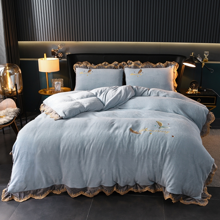 91家纺网 家纺一手货源 找家纺 眠帛家居 2021新款秋冬牛奶绒刺绣工艺四件套 羽毛-蓝灰