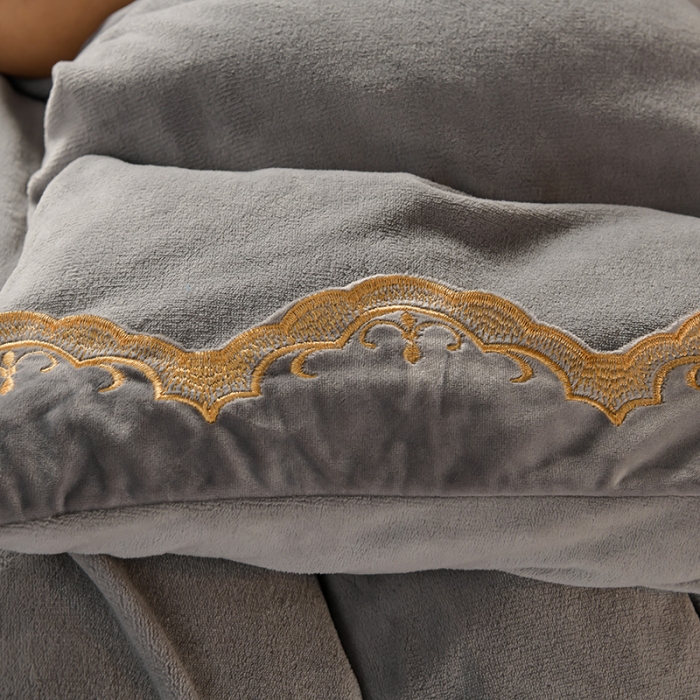 91家纺网 家纺一手货源 找家纺 眠帛家居 2021新款秋冬牛奶绒刺绣工艺四件套 羽毛-浅灰