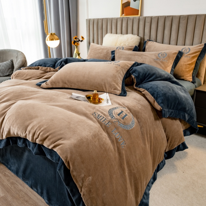 91家纺网 家纺一手货源 找家纺  2022新款250高克重牛奶绒绣花四件套奶咖+月光蓝