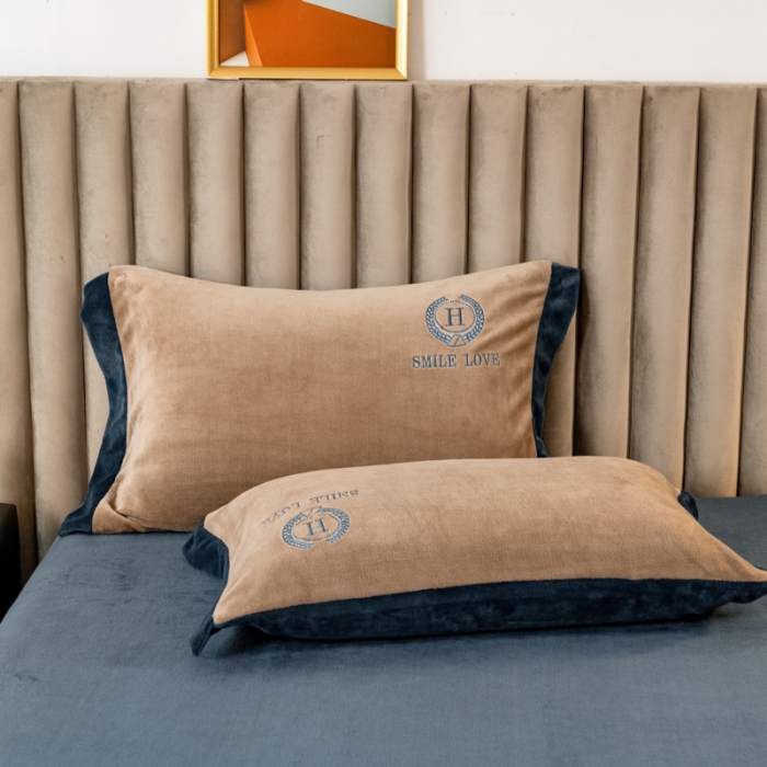 91家纺网 家纺一手货源 找家纺  2022新款250高克重牛奶绒绣花四件套奶咖+月光蓝