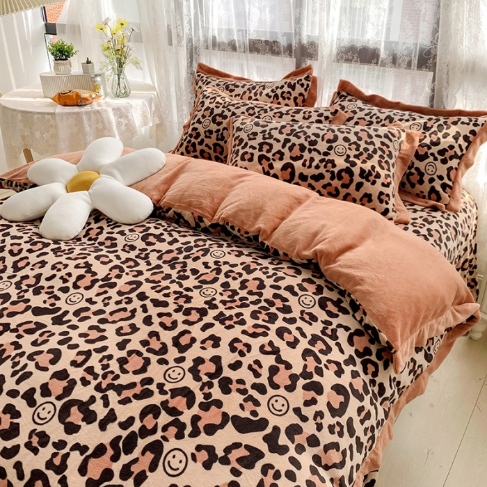 91家纺网 家纺一手货源 找家纺 金爱家 2021新款高克重牛奶绒四件套 豹纹卡其