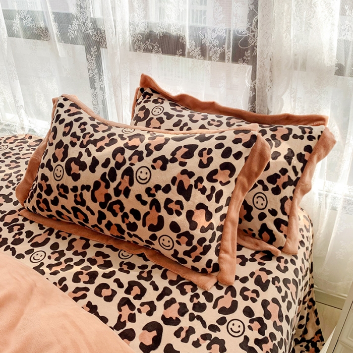 91家纺网 家纺一手货源 找家纺 金爱家 2021新款高克重牛奶绒四件套 豹纹卡其