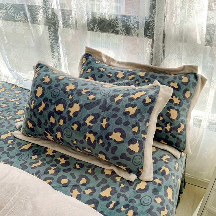 91家纺网 家纺一手货源 找家纺 金爱家 2021新款高克重牛奶绒四件套 豹纹绿