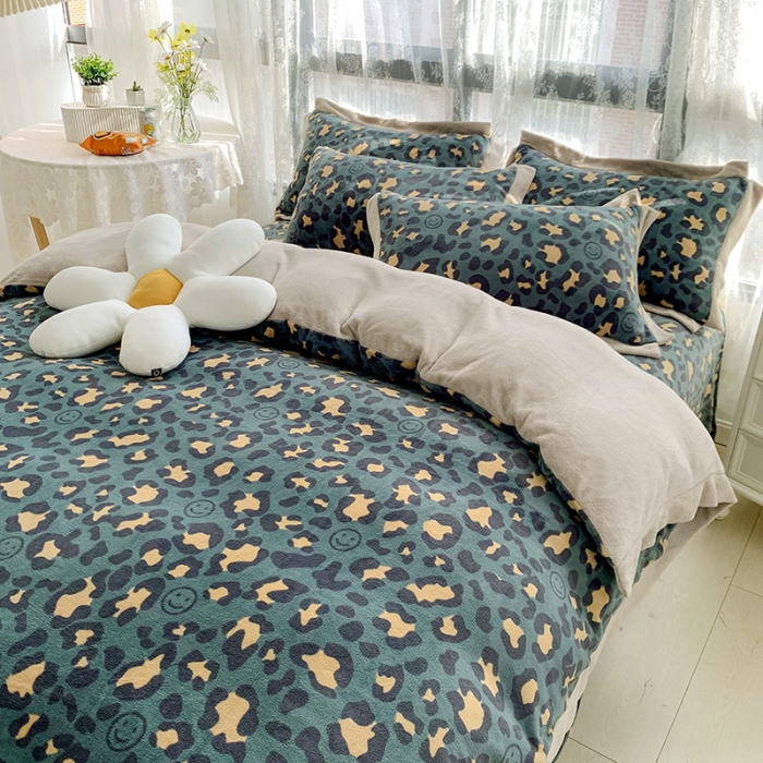 91家纺网 家纺一手货源 找家纺 金爱家 2021新款高克重牛奶绒四件套 豹纹绿