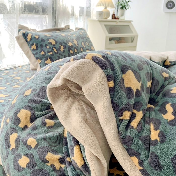 91家纺网 家纺一手货源 找家纺 金爱家 2021新款高克重牛奶绒四件套 豹纹绿