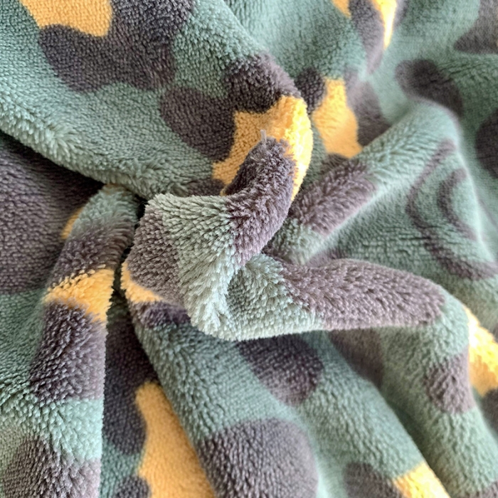 91家纺网 家纺一手货源 找家纺 金爱家 2021新款高克重牛奶绒四件套 豹纹绿