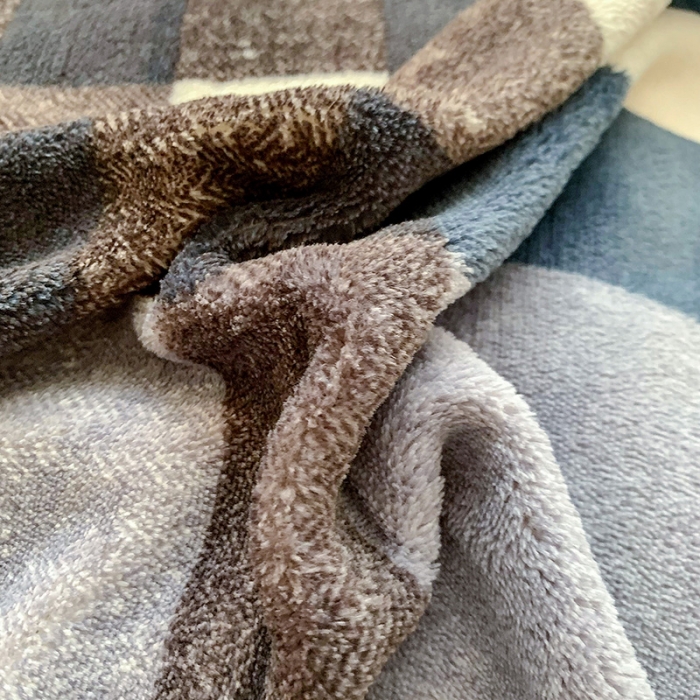 91家纺网 家纺一手货源 找家纺 金爱家 2021新款高克重牛奶绒四件套 大格蓝灰