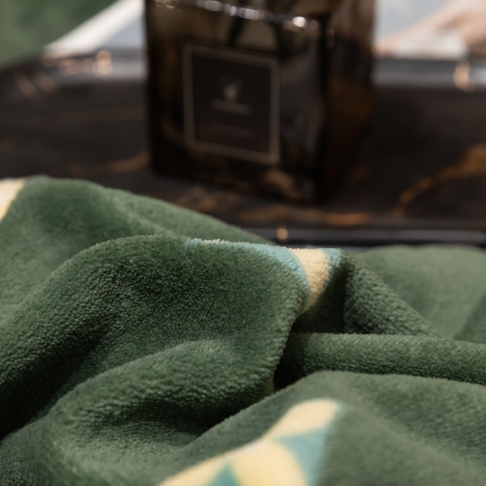 91家纺网 家纺一手货源 找家纺 芯贝儿2021轻奢简约加厚牛奶绒保暖四件套法莱宝宝绒被套 梦伴绿