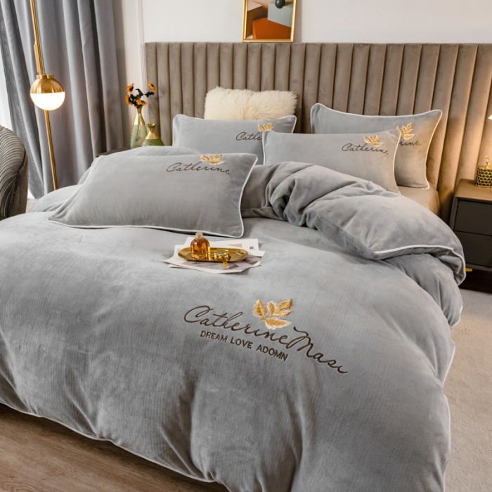 91家纺网 家纺一手货源 找家纺 慕尚 2022新款高克重牛奶绒刺绣四件套 洛卡-高级灰