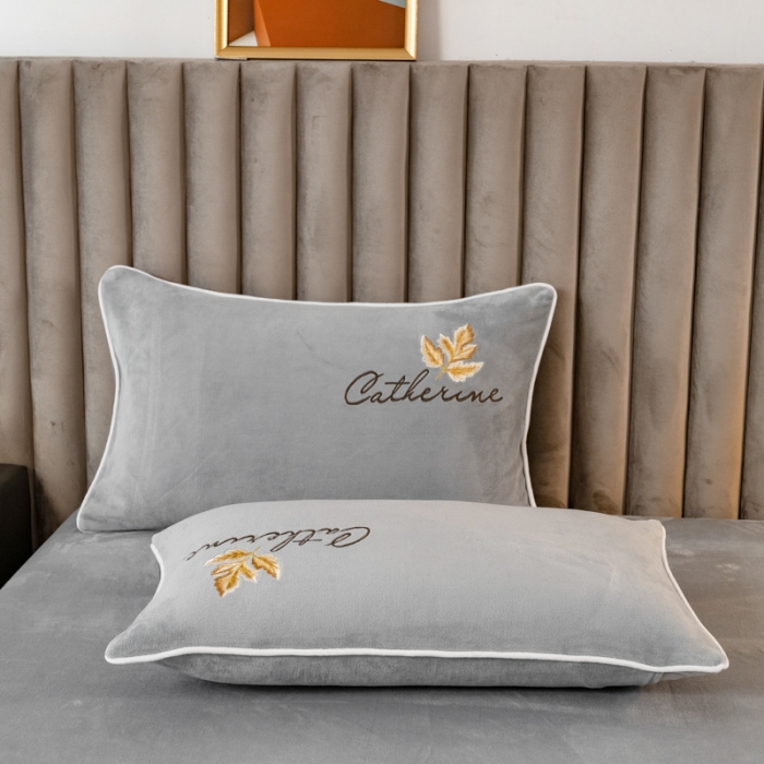 91家纺网 家纺一手货源 找家纺 慕尚 2022新款高克重牛奶绒刺绣四件套 洛卡-高级灰