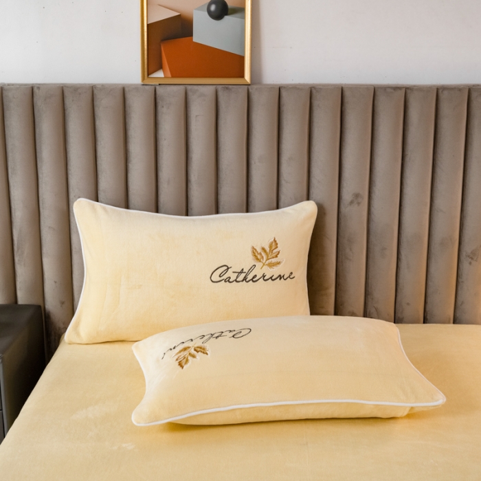 91家纺网 家纺一手货源 找家纺 慕尚 2022新款高克重牛奶绒刺绣四件套 洛卡-米月黄