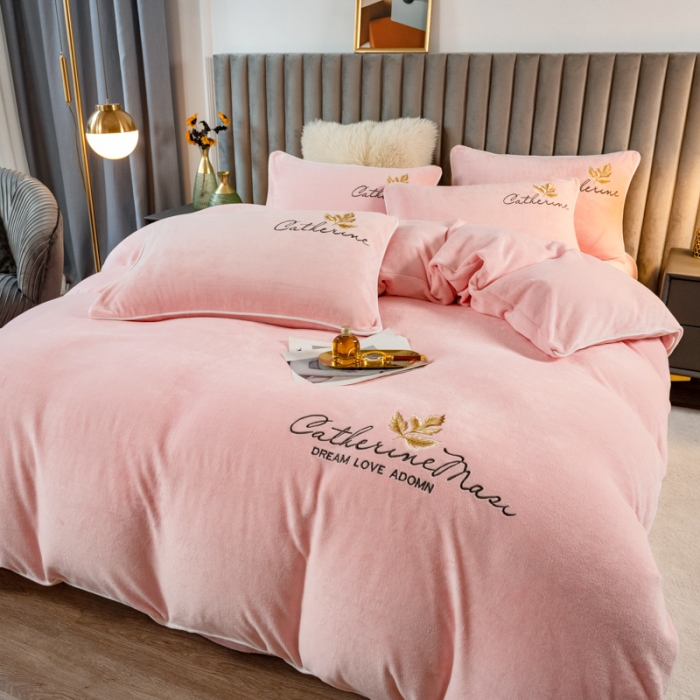 91家纺网 家纺一手货源 找家纺 慕尚 2022新款高克重牛奶绒刺绣四件套 洛卡-温馨玉