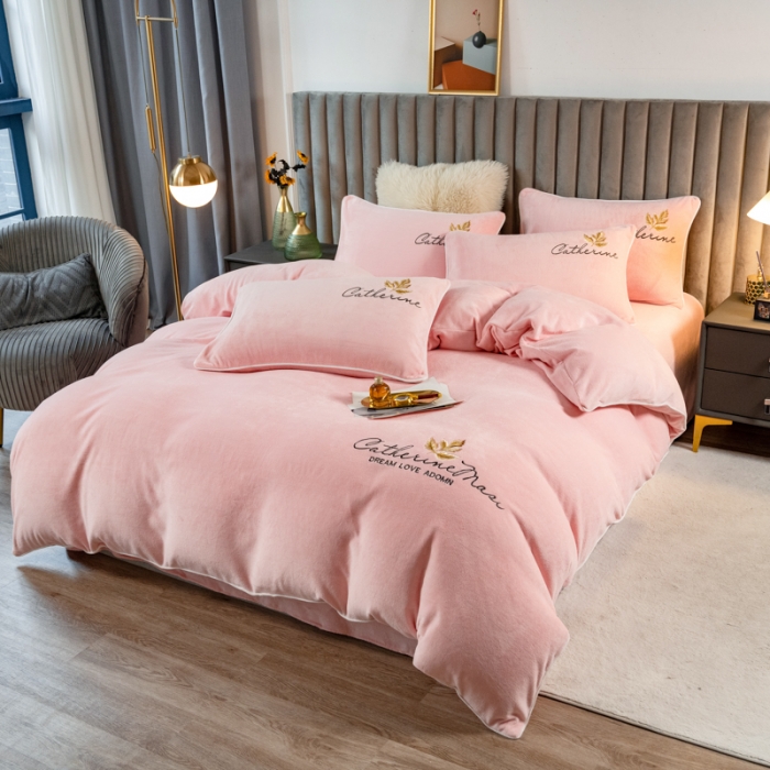 91家纺网 家纺一手货源 找家纺 慕尚 2022新款高克重牛奶绒刺绣四件套 洛卡-温馨玉