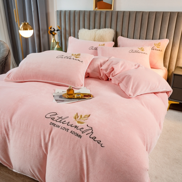 91家纺网 家纺一手货源 找家纺 慕尚 2022新款高克重牛奶绒刺绣四件套 洛卡-温馨玉