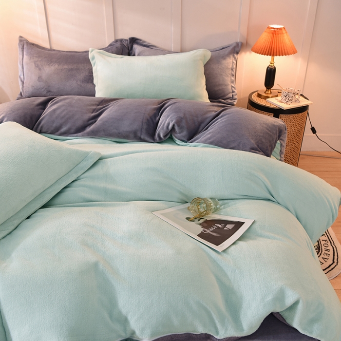 91家纺网 家纺一手货源 找家纺 艾米家居  2021新款纯色拼色牛奶绒系列四件套 豆绿+灰