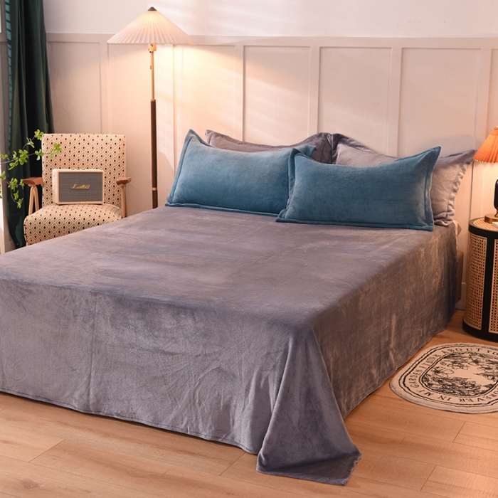 91家纺网 家纺一手货源 找家纺 艾米家居  2021新款纯色拼色牛奶绒系列四件套 蓝+灰