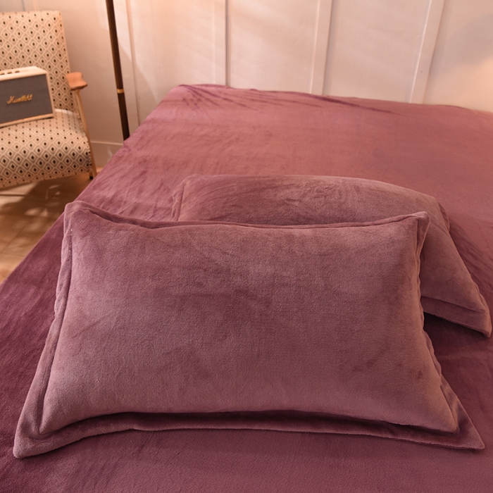 91家纺网 家纺一手货源 找家纺 艾米家居  2021新款纯色拼色牛奶绒系列四件套 梅子色+白