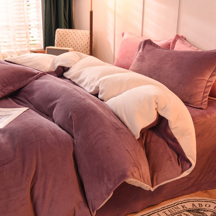 91家纺网 家纺一手货源 找家纺 艾米家居  2021新款纯色拼色牛奶绒系列四件套 梅子色+白