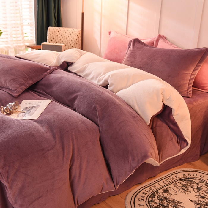 91家纺网 家纺一手货源 找家纺 艾米家居  2021新款纯色拼色牛奶绒系列四件套 梅子色+白