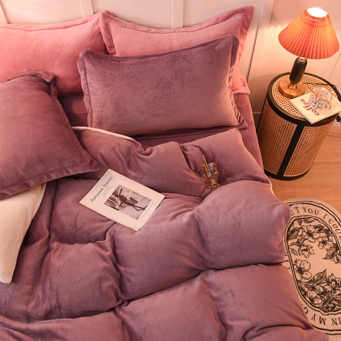 91家纺网 家纺一手货源 找家纺 艾米家居  2021新款纯色拼色牛奶绒系列四件套 梅子色+白