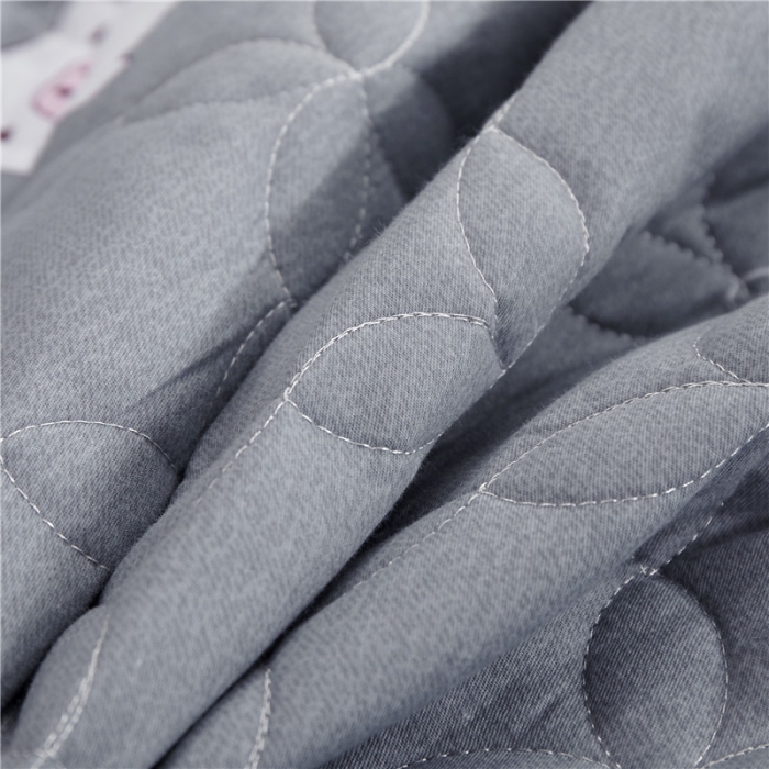 91家纺网 家纺一手货源 找家纺 纽缦 2021新款上下边单件夹棉床裙 小猪宝宝