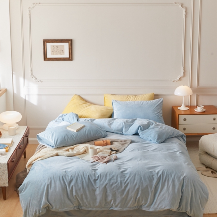 91家纺网 家纺一手货源 找家纺 2021新款高克重简约北欧风牛奶绒天鹅绒法莱绒四件套 淡蓝色