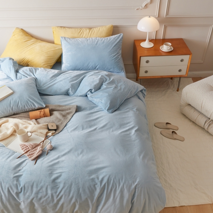 91家纺网 家纺一手货源 找家纺 2021新款高克重简约北欧风牛奶绒天鹅绒法莱绒四件套 淡蓝色