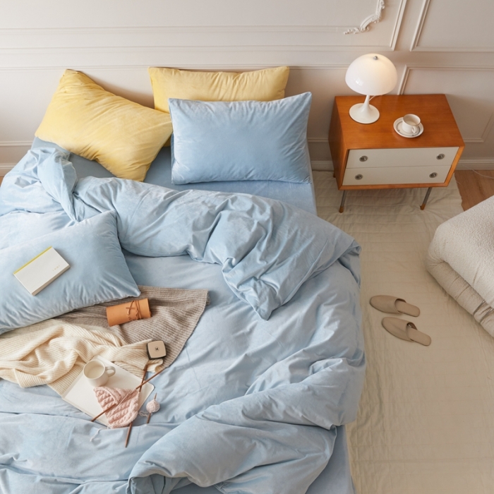 91家纺网 家纺一手货源 找家纺 2021新款高克重简约北欧风牛奶绒天鹅绒法莱绒四件套 淡蓝色