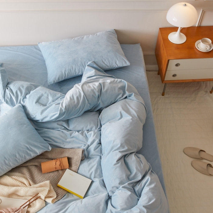 91家纺网 家纺一手货源 找家纺 2021新款高克重简约北欧风牛奶绒天鹅绒法莱绒四件套 淡蓝色