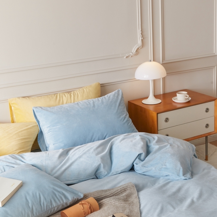 91家纺网 家纺一手货源 找家纺 2021新款高克重简约北欧风牛奶绒天鹅绒法莱绒四件套 淡蓝色