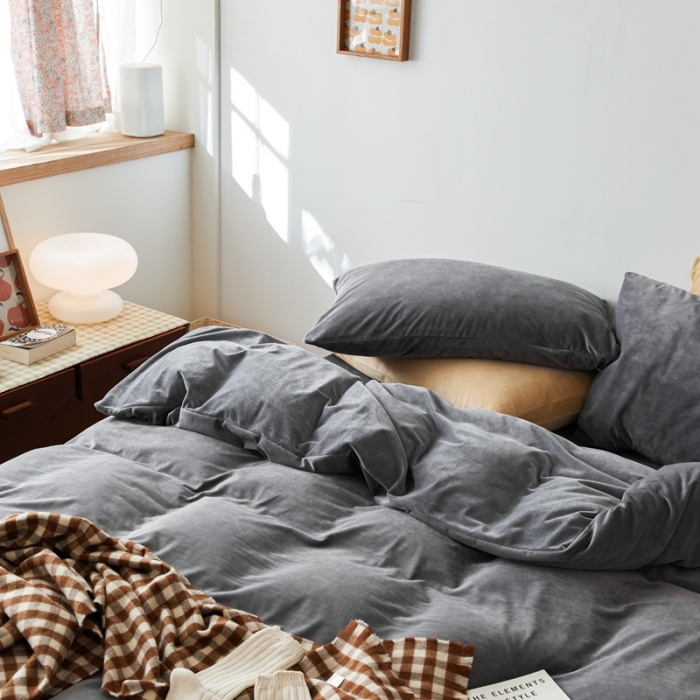 91家纺网 家纺一手货源 找家纺 2021新款高克重简约北欧风牛奶绒天鹅绒法莱绒四件套 火山灰