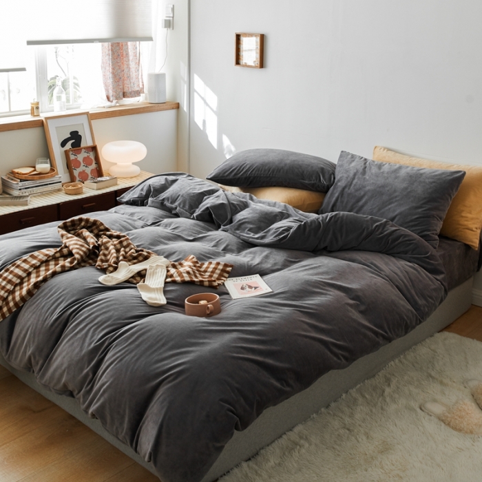 91家纺网 家纺一手货源 找家纺 2021新款高克重简约北欧风牛奶绒天鹅绒法莱绒四件套 火山灰
