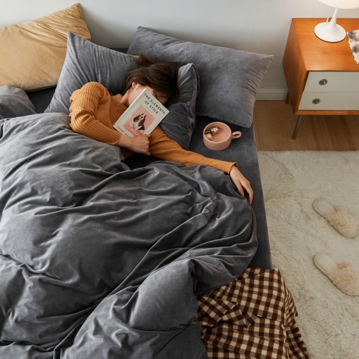 91家纺网 家纺一手货源 找家纺 2021新款高克重简约北欧风牛奶绒天鹅绒法莱绒四件套 火山灰