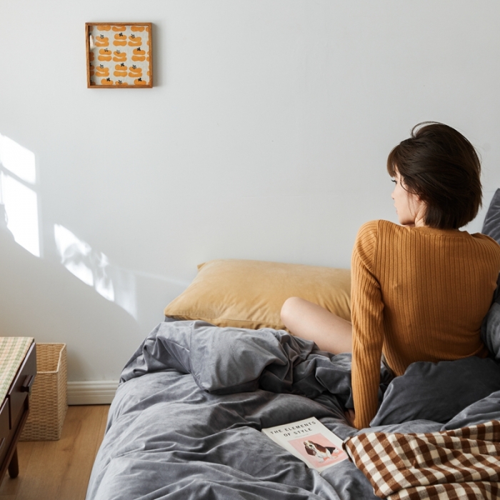 91家纺网 家纺一手货源 找家纺 2021新款高克重简约北欧风牛奶绒天鹅绒法莱绒四件套 火山灰