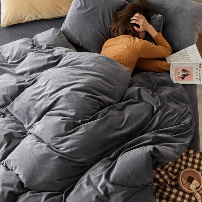 91家纺网 家纺一手货源 找家纺 2021新款高克重简约北欧风牛奶绒天鹅绒法莱绒四件套 火山灰