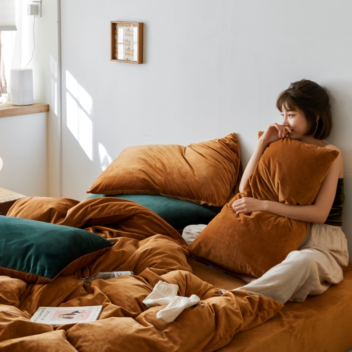 91家纺网 家纺一手货源 找家纺 2021新款高克重简约北欧风牛奶绒天鹅绒法莱绒四件套 焦糖色