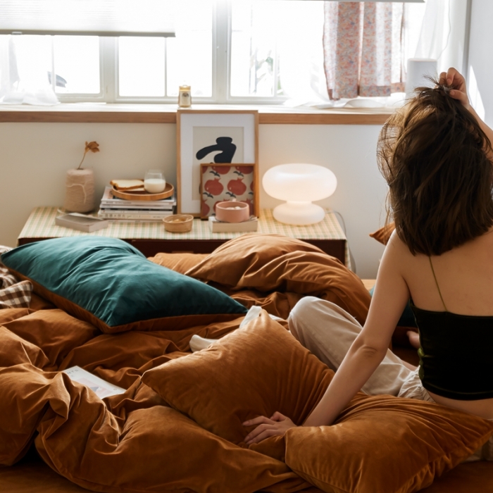 91家纺网 家纺一手货源 找家纺 2021新款高克重简约北欧风牛奶绒天鹅绒法莱绒四件套 焦糖色