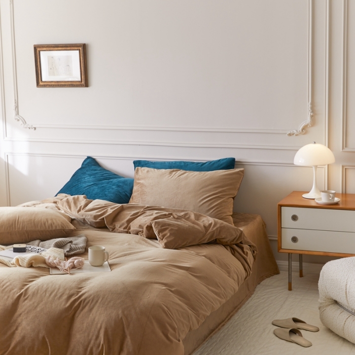 91家纺网 家纺一手货源 找家纺 2021新款高克重简约北欧风牛奶绒天鹅绒法莱绒四件套 卡其