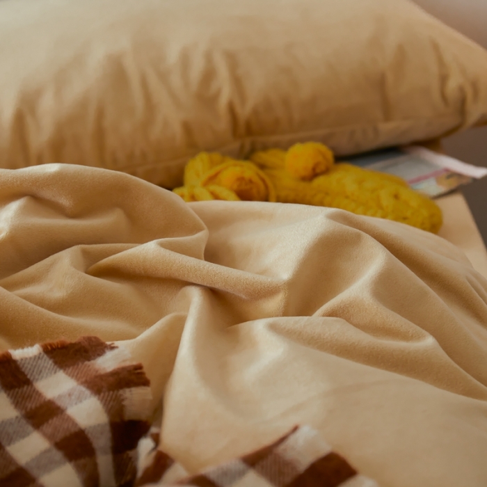 91家纺网 家纺一手货源 找家纺 2021新款高克重简约北欧风牛奶绒天鹅绒法莱绒四件套 奶茶色