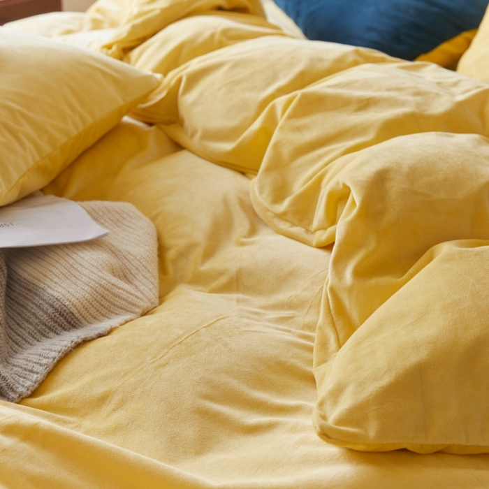 91家纺网 家纺一手货源 找家纺 2021新款高克重简约北欧风牛奶绒天鹅绒法莱绒四件套 奶黄