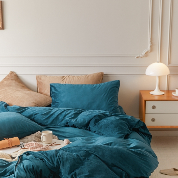 91家纺网 家纺一手货源 找家纺 2021新款高克重简约北欧风牛奶绒天鹅绒法莱绒四件套 文艺蓝