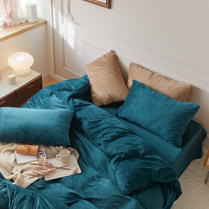 91家纺网 家纺一手货源 找家纺 2021新款高克重简约北欧风牛奶绒天鹅绒法莱绒四件套 文艺蓝