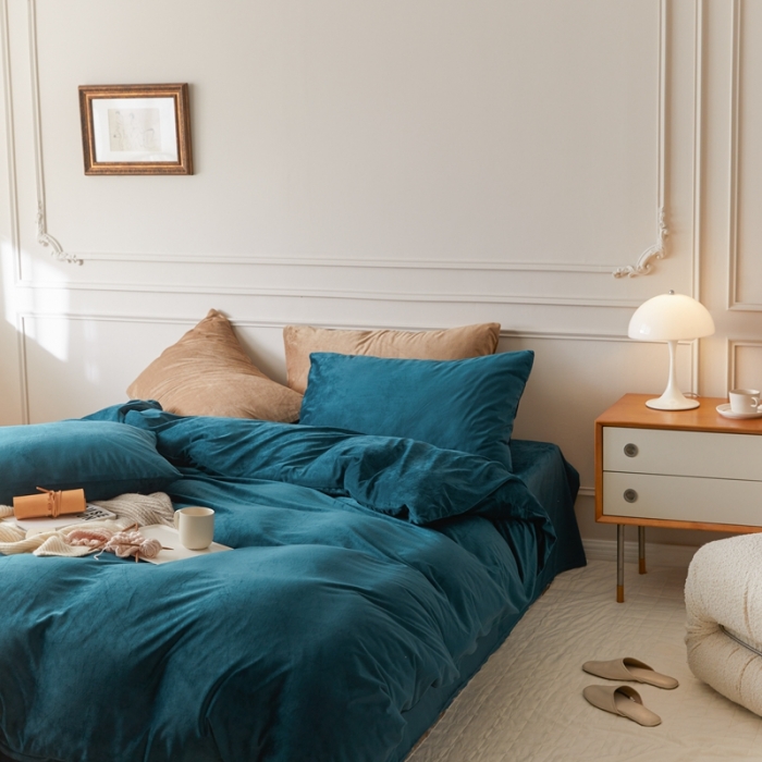 91家纺网 家纺一手货源 找家纺 2021新款高克重简约北欧风牛奶绒天鹅绒法莱绒四件套 文艺蓝