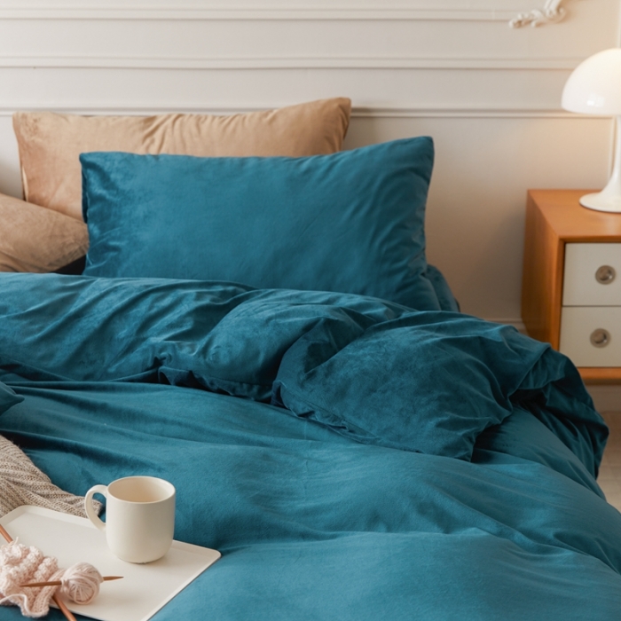 91家纺网 家纺一手货源 找家纺 2021新款高克重简约北欧风牛奶绒天鹅绒法莱绒四件套 文艺蓝