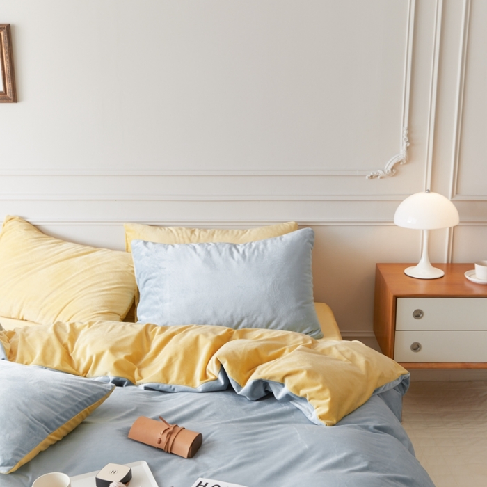 91家纺网 家纺一手货源 找家纺 2021新款高克重北欧风牛奶绒天鹅绒法莱绒四件套 淡蓝+奶黄