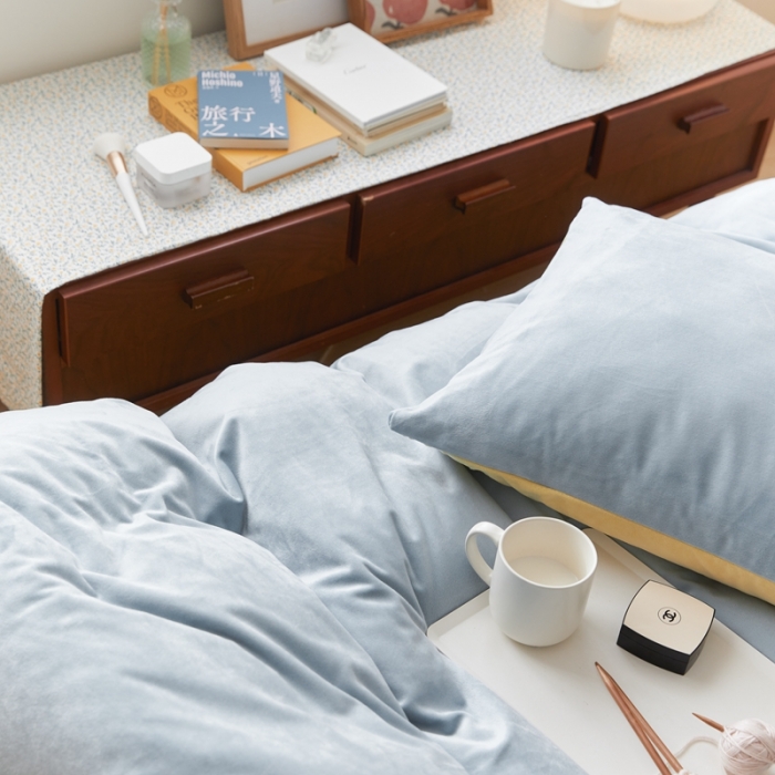 91家纺网 家纺一手货源 找家纺 2021新款高克重北欧风牛奶绒天鹅绒法莱绒四件套 淡蓝+奶黄