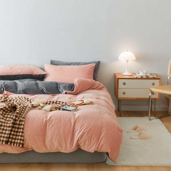 91家纺网 家纺一手货源 找家纺 2021新款高克重北欧风牛奶绒天鹅绒法莱绒四件套 粉+火山灰