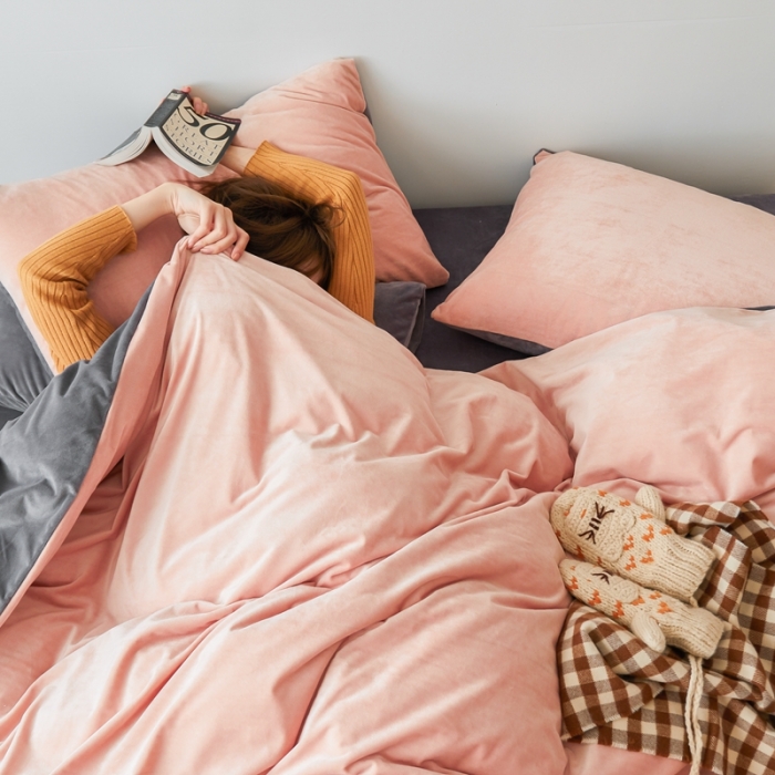 91家纺网 家纺一手货源 找家纺 2021新款高克重北欧风牛奶绒天鹅绒法莱绒四件套 粉+火山灰